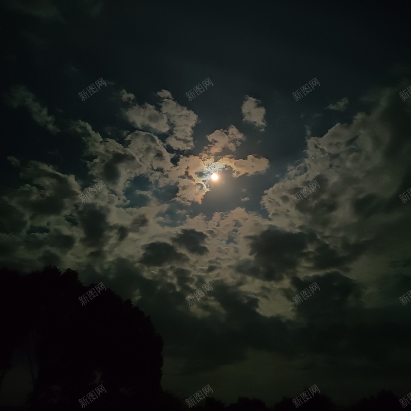这个真的是夜晚的月亮啊jpg设计背景_新图网 https://ixintu.com 夜晚 月亮 云 天空