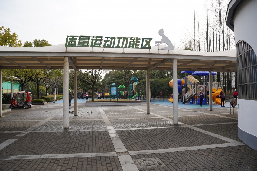 公园一角jpg_新图网 https://ixintu.com 公园 绿植