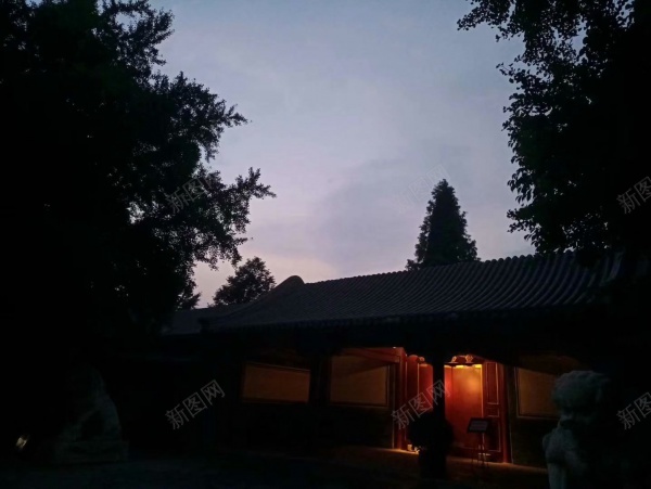 傍晚的古建筑jpg_新图网 https://ixintu.com 傍晚 夜色 小洋房 建筑 树木 灯光 绿叶 风景