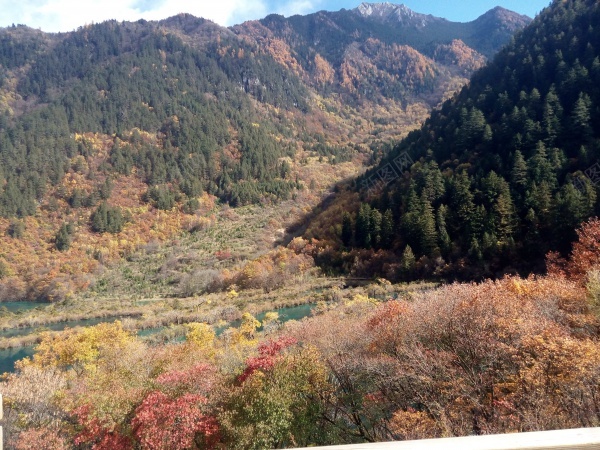 九寨沟清澈见底碧蓝色的湖水青山美景jpg_新图网 https://ixintu.com 九寨沟 清澈 湖水 美景 蓝色 青山