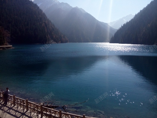 九寨沟清澈见底碧蓝色的湖水青山美景jpg_新图网 https://ixintu.com 九寨沟 清澈 湖水 美景 蓝色 青山