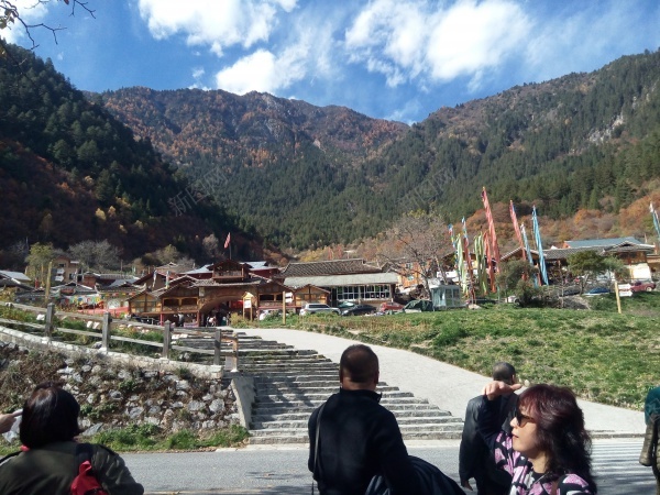 九寨沟清澈见底碧蓝色的湖水青山美景jpg_新图网 https://ixintu.com 九寨沟 清澈 湖水 美景 蓝色 青山