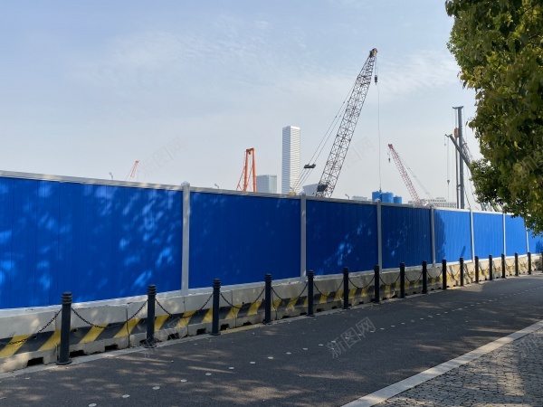 城市建设蓝色围墙jpg_新图网 https://ixintu.com 公路 围墙 城市 塔吊 天空 工地 工地塔吊 建设 蓝色