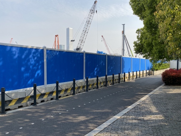 城市建设蓝色围墙jpg_新图网 https://ixintu.com 公路 围墙 城市 塔吊 天空 工地 工地塔吊 建设 蓝色