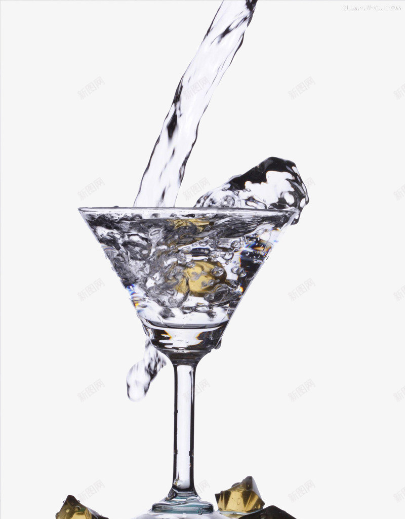 白葡萄酒png免抠素材_新图网 https://ixintu.com 冰块 实物 白葡萄 白葡萄酒 装饰 酒杯