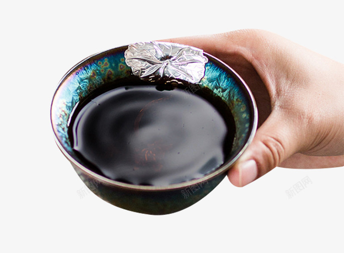手捧复古茶杯png免抠素材_新图网 https://ixintu.com 手和茶杯 手里的茶杯 深色茶汤 端茶杯 茶道茶汤 银杯
