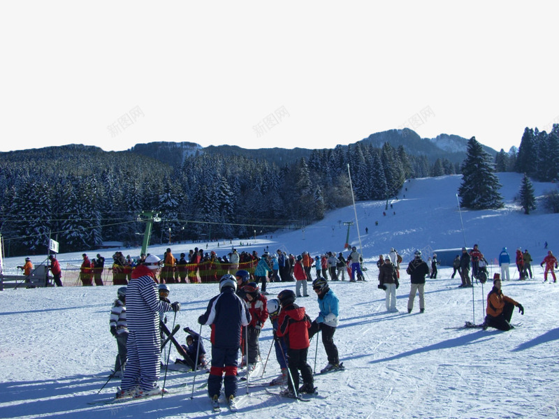 山脚下的滑雪场png免抠素材_新图网 https://ixintu.com 人物 山 树 滑雪 滑雪场 雪地