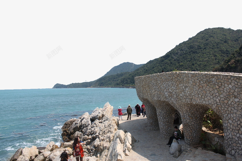 海边的游客png免抠素材_新图网 https://ixintu.com 岩石 树林 海水 看海 高山