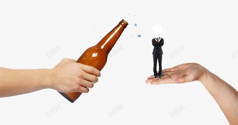 手里拿着酒瓶的人png免抠素材_新图网 https://ixintu.com 手 珍惜生命 禁止酒驾 酒瓶