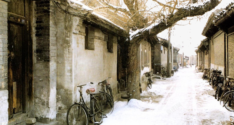 雪景里的老北京巷子png免抠素材_新图网 https://ixintu.com 中式建筑 北京巷子 北京胡同 古建筑 老巷子 老建筑 胡同 雪景里的巷子