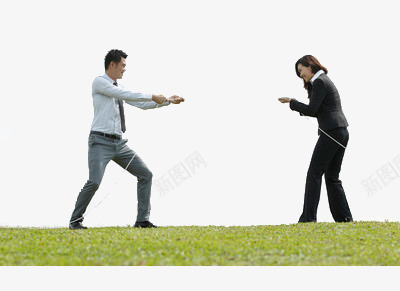男女拔河png免抠素材_新图网 https://ixintu.com 玩耍 绳子 草地