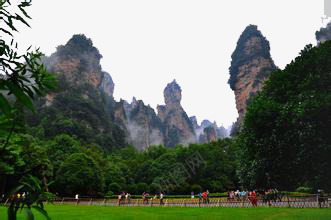群山环绕的绿色草地png免抠素材_新图网 https://ixintu.com 张家界 旅游 绿色草地 风景