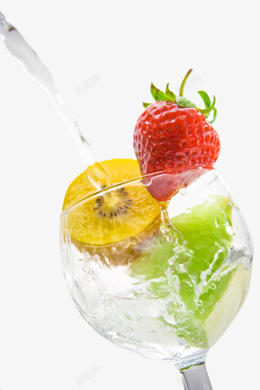 往杯子中倒水png免抠素材_新图网 https://ixintu.com 往杯子中倒水 水果 草莓 黄猕猴桃