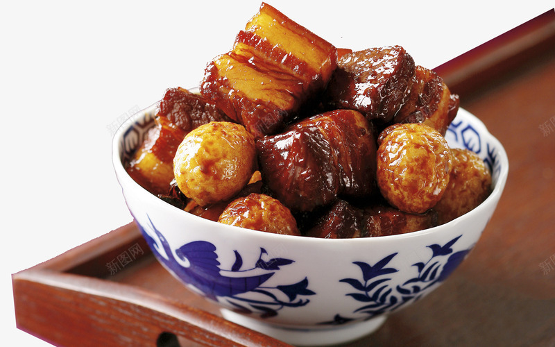 一碗东坡肉png免抠素材_新图网 https://ixintu.com 东坡肉 土豆 摄影作品 木盘 红烧肉 美食 肉食 青花瓷