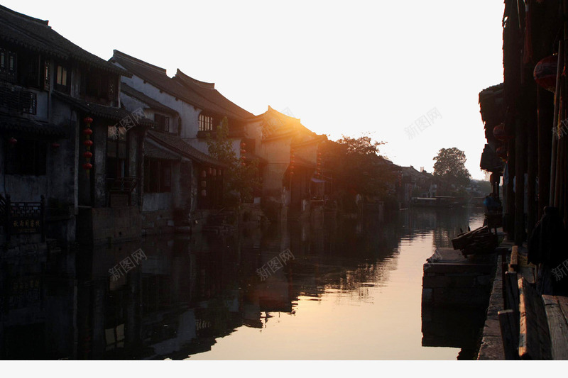 夕阳下的江南png免抠素材_新图网 https://ixintu.com 中国风 古镇 古镇剪影 夕阳 屋檐 建筑 摄影 江南水乡 河流