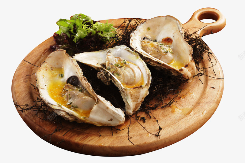 木盘里三个烤生蚝png免抠素材_新图网 https://ixintu.com 三个 木盘 烤生蚝 盘子 食物