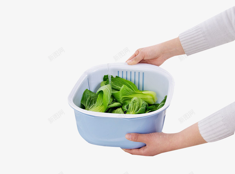 手捧蓝色洗菜篮png免抠素材_新图网 https://ixintu.com 厨房清洗篮子 洗菜 绿色蔬菜 蓝色置物篮