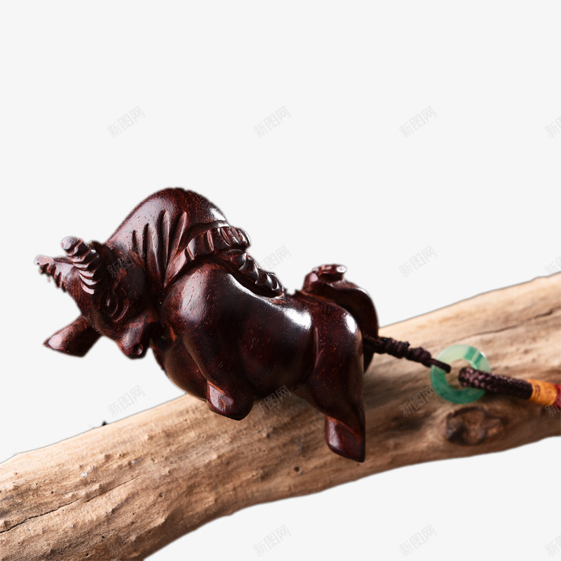 生肖牛扭转乾坤红木摆件png免抠素材_新图网 https://ixintu.com 产品实物 弥诚小叶紫檀牛气冲天挂件 手把件手玩件 生肖牛扭转乾坤红木摆件