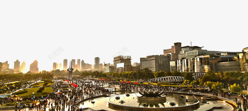 晴天泉城广场png免抠素材_新图网 https://ixintu.com 人多 国庆 大楼 广场摄影 建筑 建筑摄影 晴天 楼房 泉城 泉城广场 白云 蓝天