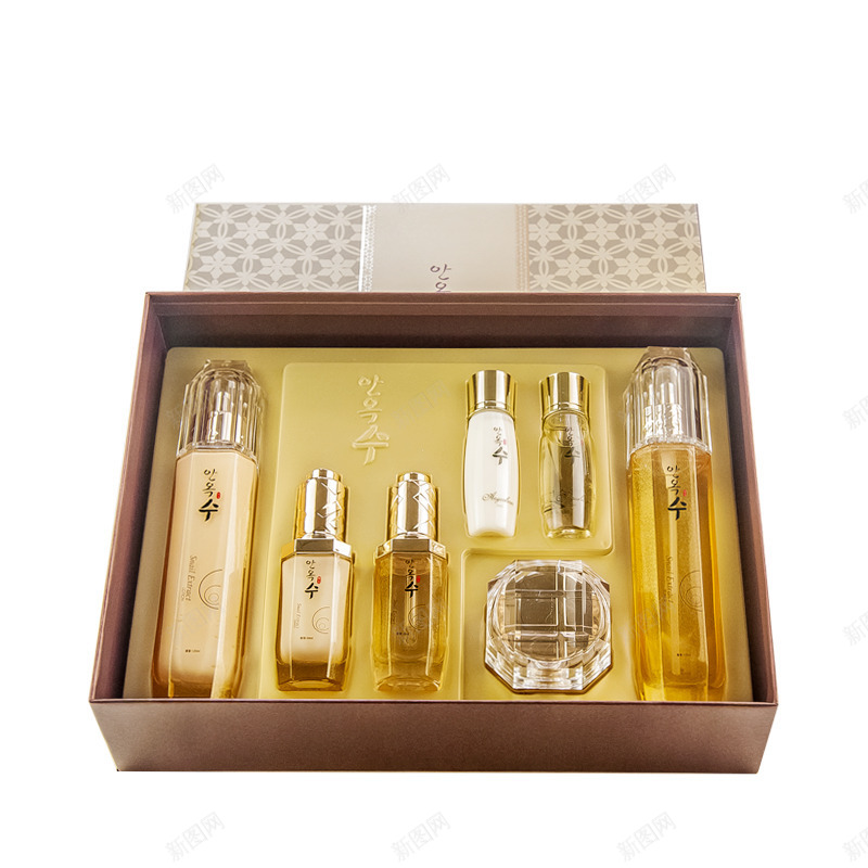 拍完后处理的产品png免抠素材_新图网 https://ixintu.com 乳液 化妆品 套盒 水 霜 黄金