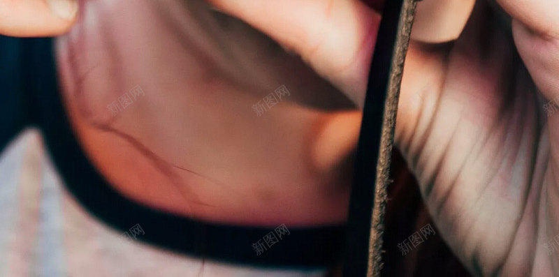 拿着傻瓜相机拍照的女士png免抠素材_新图网 https://ixintu.com 傻瓜相机 女士 黑白