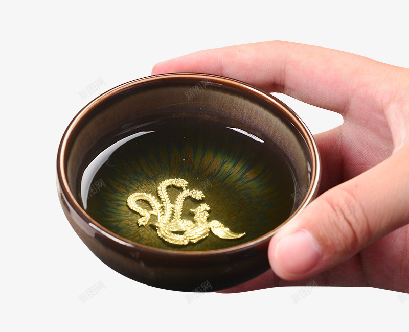 手握陶泥茶杯png免抠素材_新图网 https://ixintu.com 个性银杯 主人茶碗 天目釉茶杯 银杯 镶银窑变 陶泥杯子