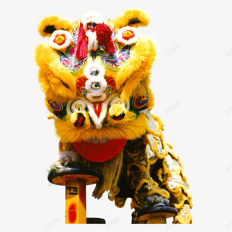 金色狮子上圆柱png免抠素材_新图网 https://ixintu.com 喜庆 庆祝的舞狮子表演 舞狮子表演 跳上圆柱 金色狮子