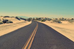 沙漠公路蜿蜒公路蓝天沙漠高清图片