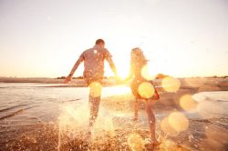 奔跑情侣海滩上奔跑的情侣海报背景高清图片