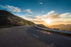 盘山蓝天阳光盘山公路高清图片