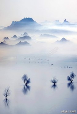群山缭绕云雾缭绕的群山峻岭高清图片