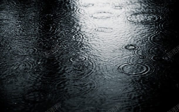 黑色雨滴水面海报背景jpg设计背景_新图网 https://ixintu.com 水面 海报 背景 雨滴 黑色