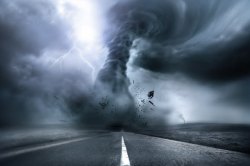 台风预警超强的龙卷风台风公路高清图片
