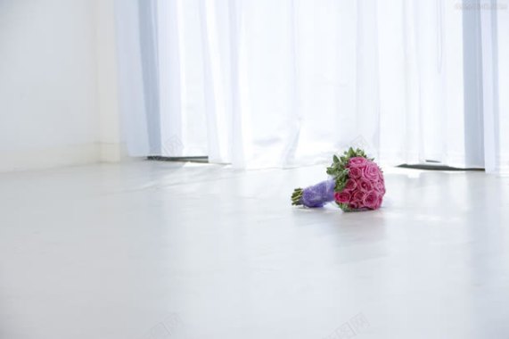 白色地板上的玫瑰花束海报背景背景