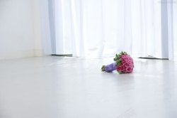 地板海报设计白色地板上的玫瑰花束海报背景高清图片