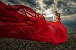 红色大气摄影图唯美红色飘带婚纱摄影图高清图片