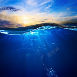 海水蓝色岛阳光阳光下的蓝色水面高清图片