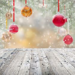 梦幻圣诞圣诞球与木板背景高清图片