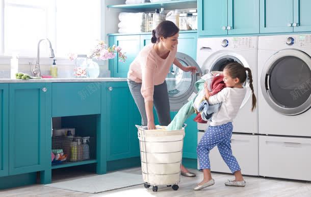 妈妈与女儿辛勤的洗衣服jpg设计背景_新图网 https://ixintu.com 女儿 妈妈 衣服 辛勤