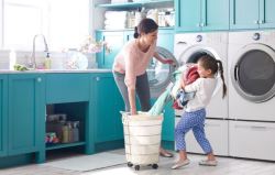 洗衣服的妈妈妈妈与女儿辛勤的洗衣服高清图片