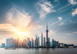 阳光下的城市剪影阳光下的城市海边上海高清图片
