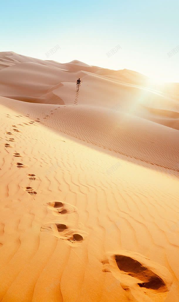 蓝天下的沙漠脚印jpg设计背景_新图网 https://ixintu.com 沙滩上的脚印图片 沙漠 沙漠俯视图 脚印 蓝天