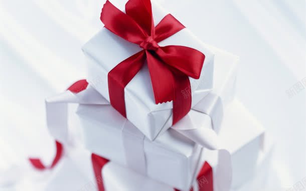 白色堆叠的礼盒海报背景jpg设计背景_新图网 https://ixintu.com 堆叠 海报 白色 礼盒 背景