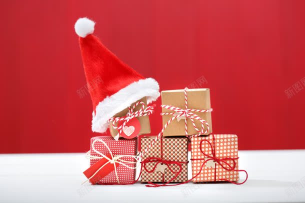 红色的圣诞节礼物与圣诞帽jpg设计背景_新图网 https://ixintu.com 圣诞 圣诞节 礼物 红色
