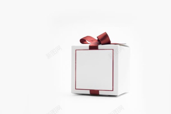 白色的礼物盒及红色的丝带背景