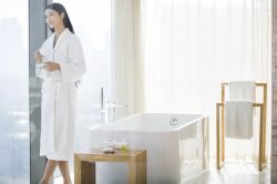 推车的美女美女与卫生间的一角高清图片