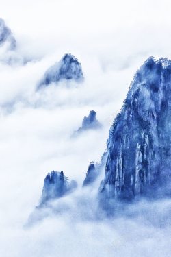 雪山云雾高清图片