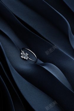 蓝色绸布蓝色绸布上的戒指海报背景高清图片