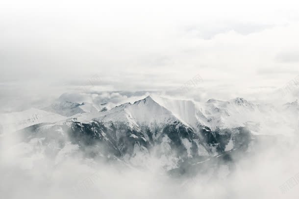 大雾滂沱的雪山山峰jpg设计背景_新图网 https://ixintu.com 大雾 山峰 崇山峻岭 滂沱 雪山