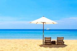 蓝色躺椅蓝色天空沙滩躺椅高清图片